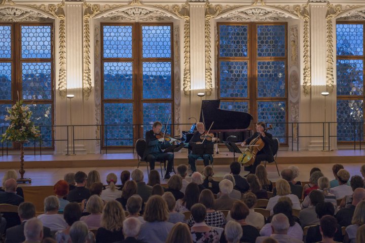 Ensemle im Festsaal des Residenzschlosses in Oettingen